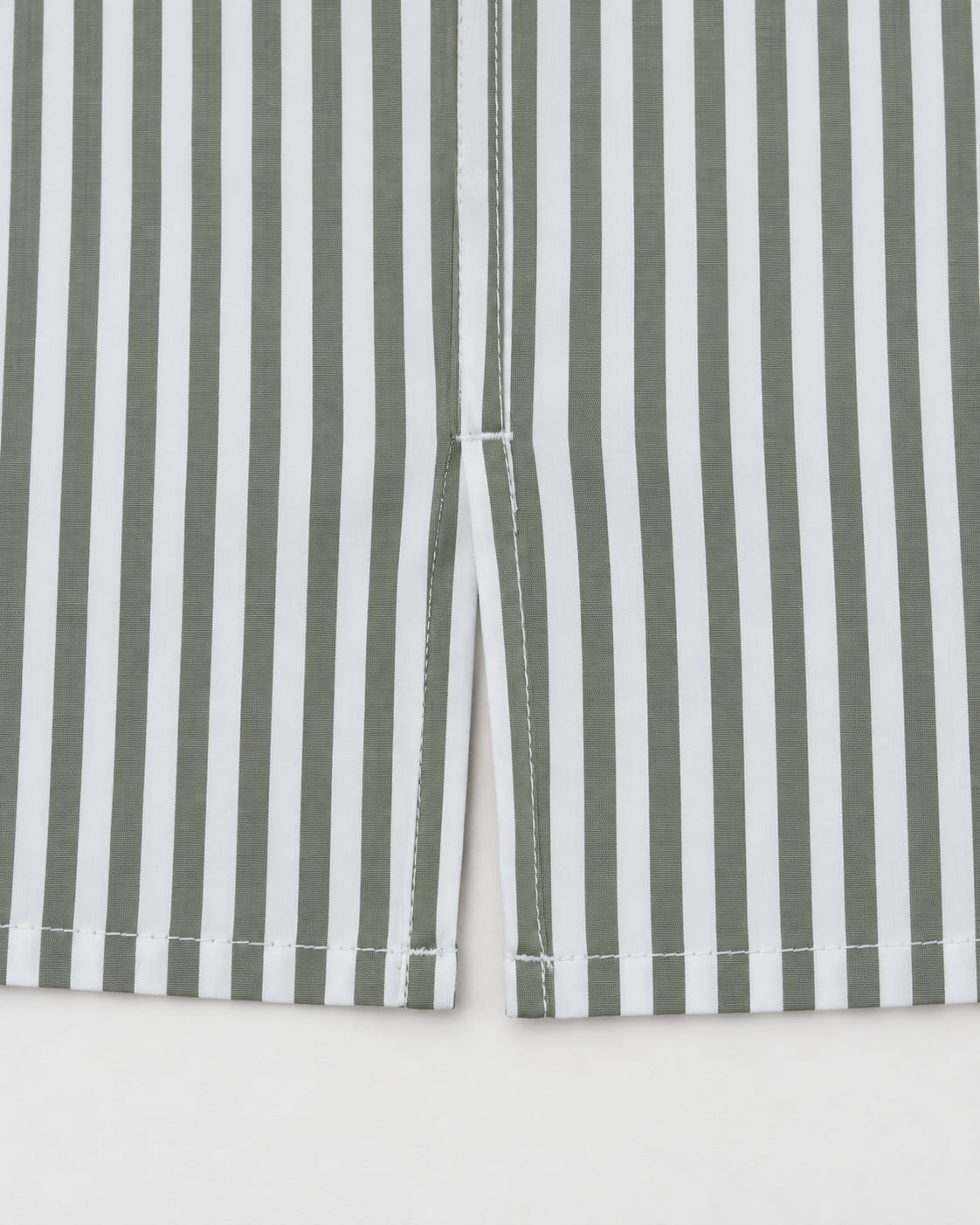Chemise oversize blanche à rayures kaki Lebrun Paris, détail du tissu et des finitions