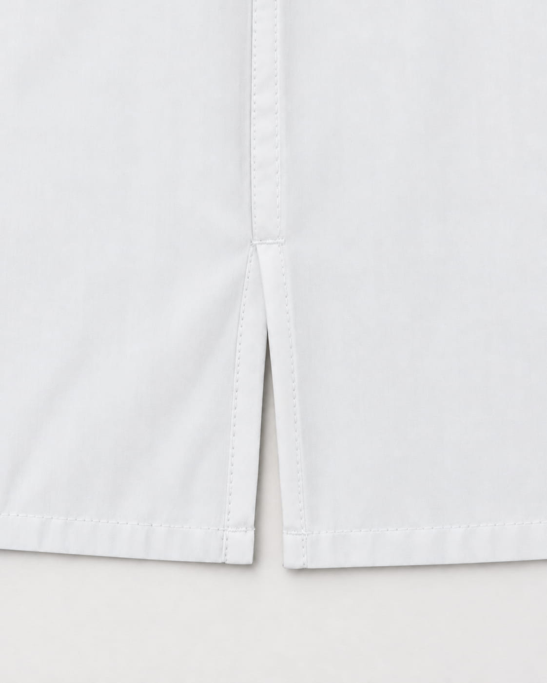 Chemise oversize blanche en popeline Lebrun Paris, détail du tissu et des finitions