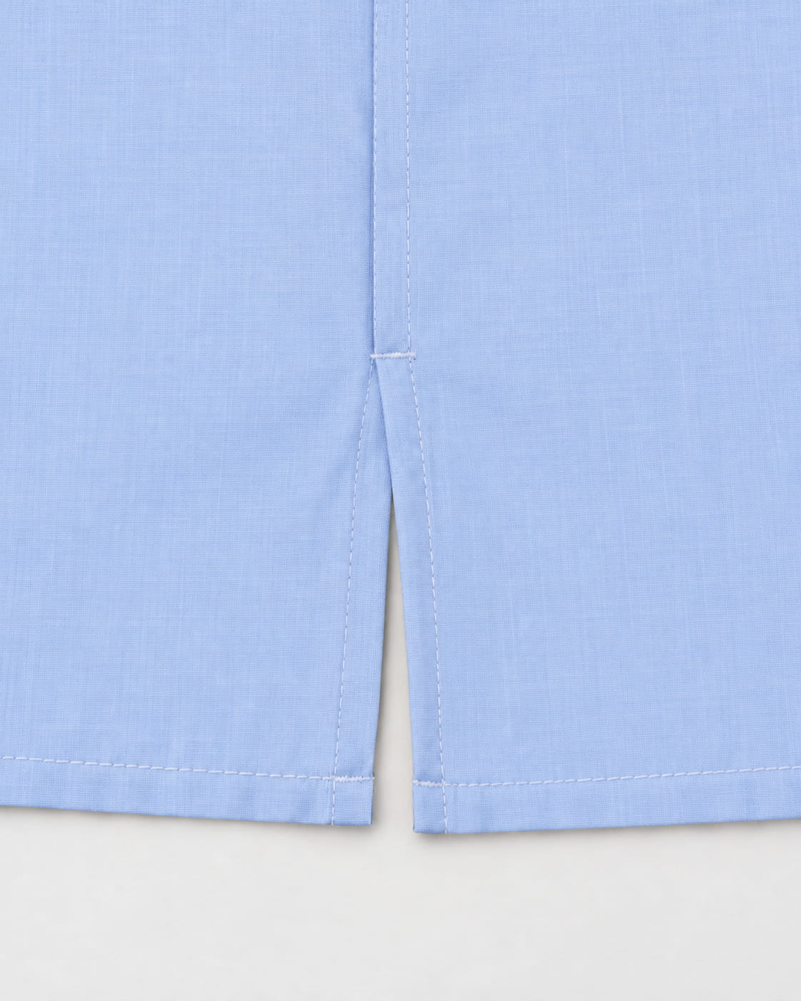 Chemise oversize bleu clair en popeline Lebrun Paris, détail du tissu et des finitions