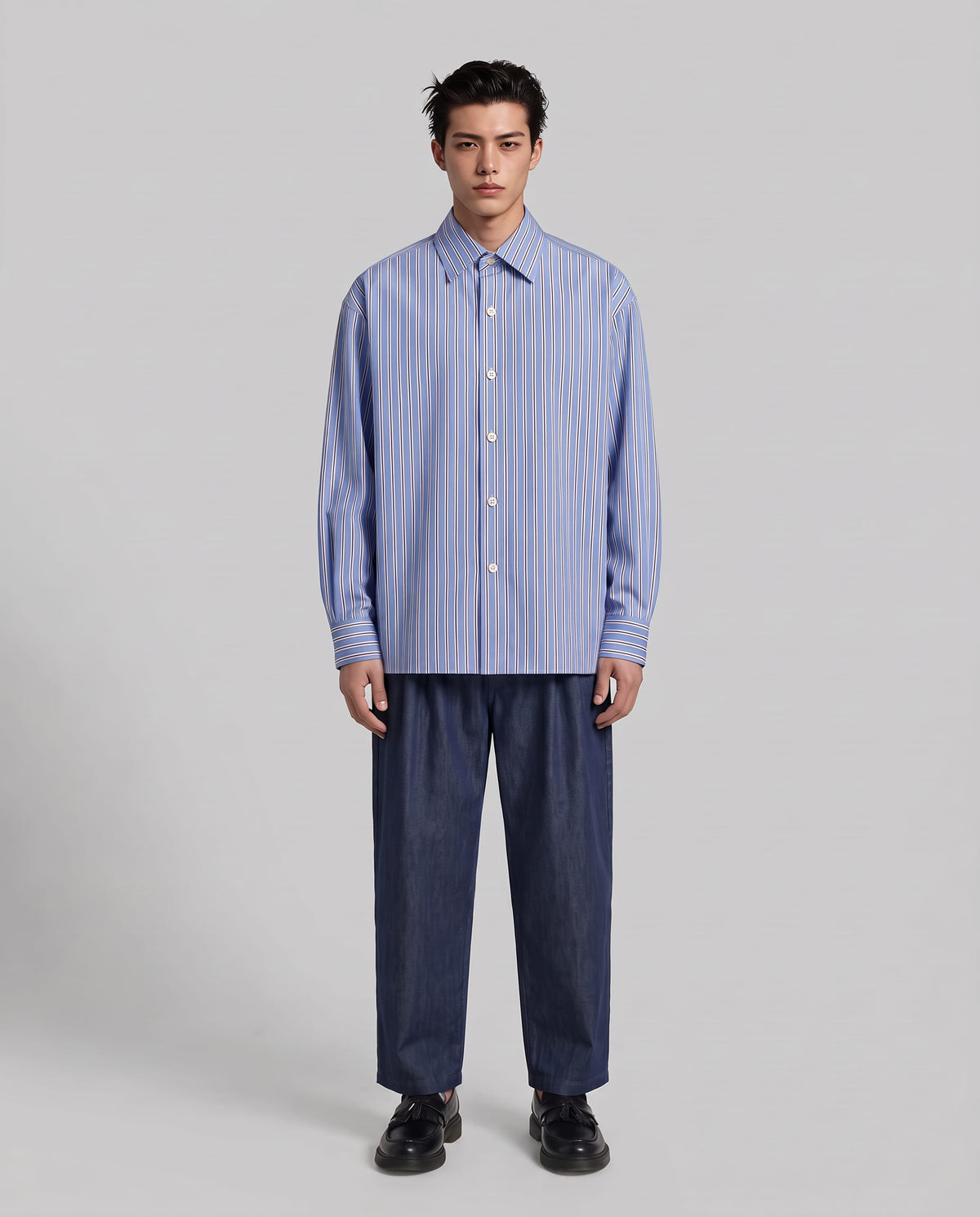 Chemise oversize bleue à rayures bordeaux et blanches Lebrun Paris, silhouette
