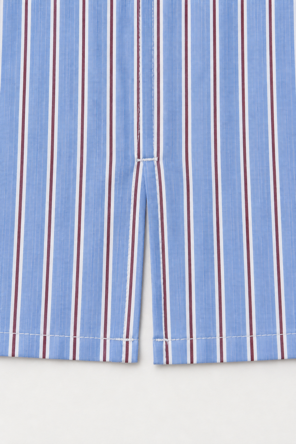Camisa Oversize Azul Rayas Burdeos Lebrun Paris, popelín italiano 100 % algodón, detalle del tejido de rayas