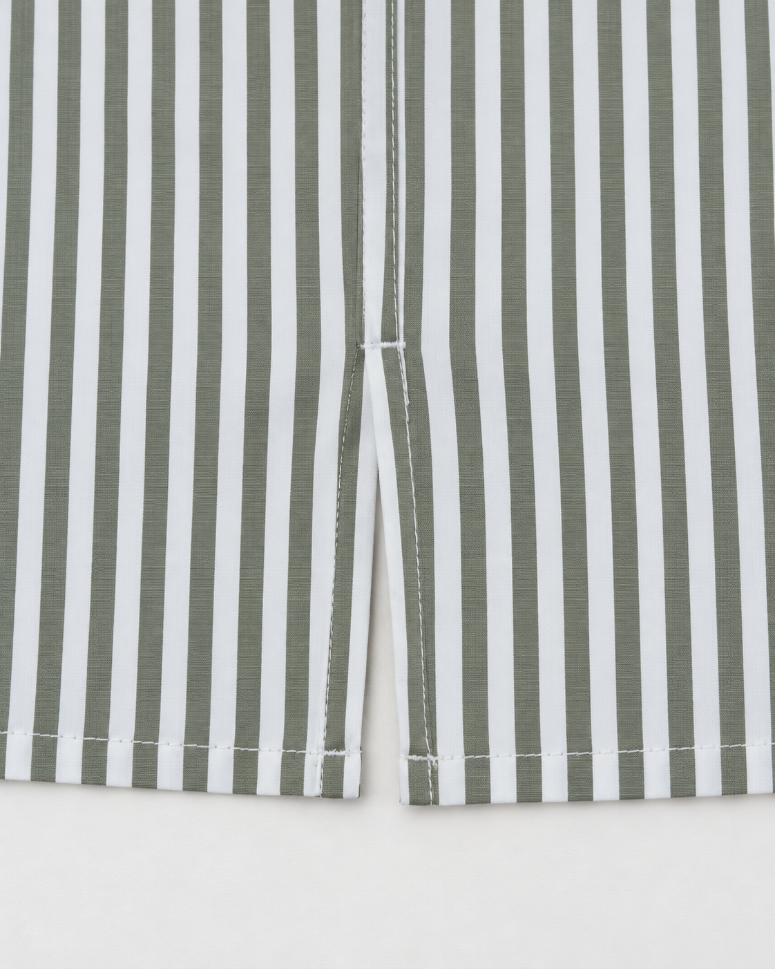 Camisa Oversize Blanca Rayas Caqui Lebrun Paris, popelín italiano 100 % algodón, detalle de la abertura en plano
