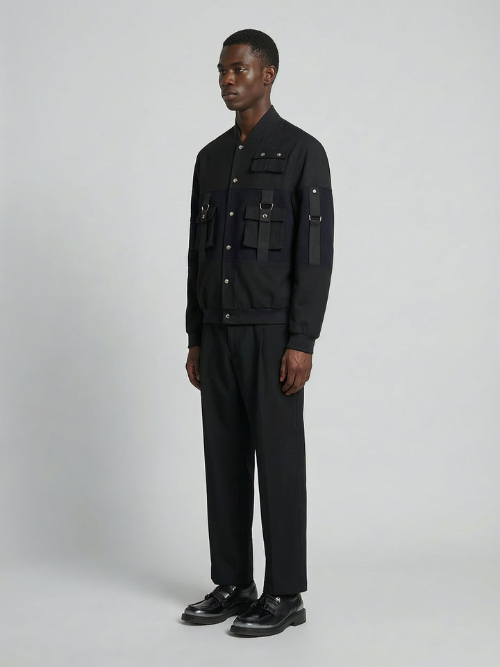 Homme portant le bomber noir et bleu marine Lebrun Paris, en pied, sur fond gris