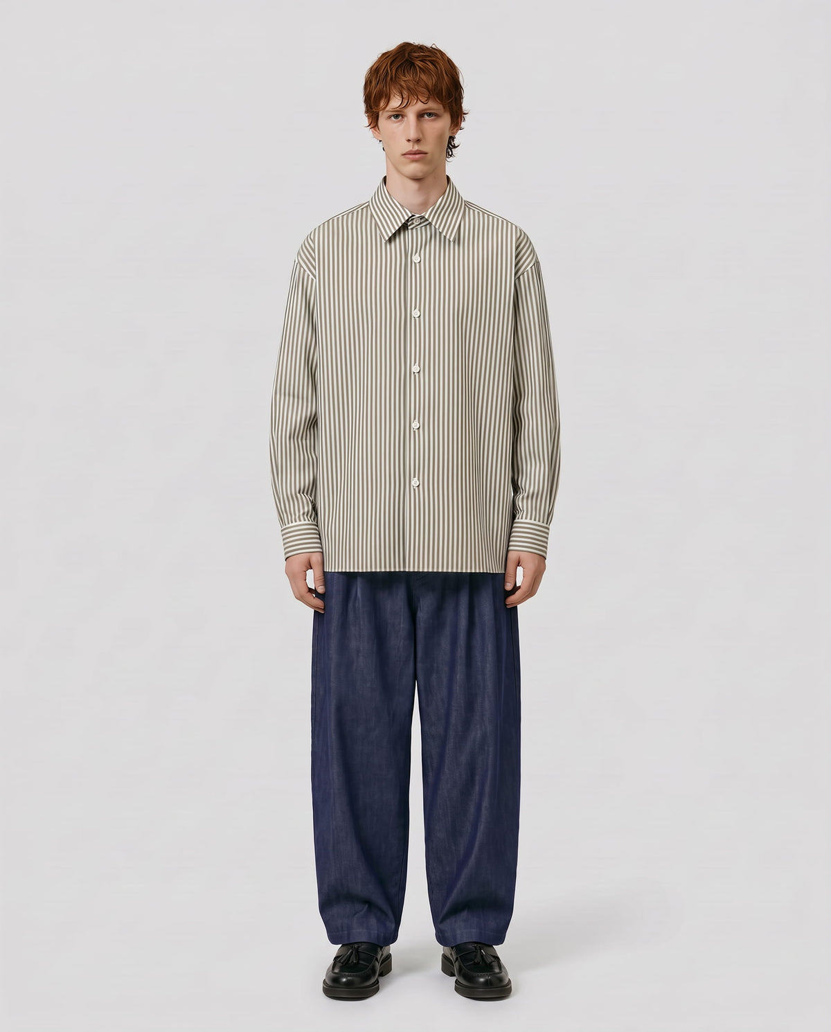 Chemise oversize blanche à rayures kaki Lebrun Paris, silhouette