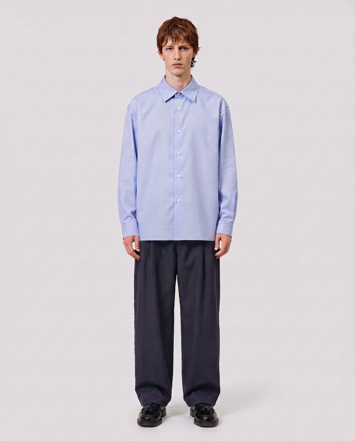 Chemise oversize bleu clair en popeline Lebrun Paris, silhouette