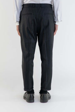 Vue arrière du LE PANTALON GRIS À RAYURE EN LAINE, élégant en tissu anglais, fabriqué à Paris.