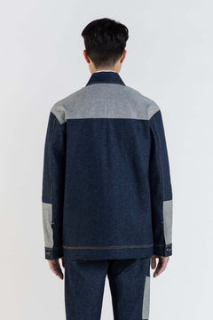 LA VESTE WORKER BLEUE EN COTON vue arrière avec tissu en jean contrasté et finitions soignées.